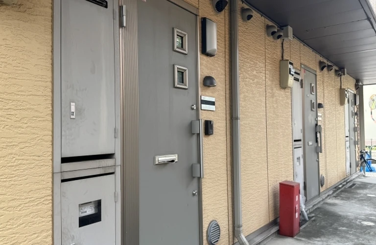 松本市アパートの鉄ドアを美しく保つメンテナンス計画｜長野県の外壁塗装なら宮木塗装